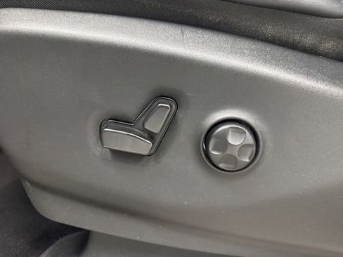 Used 2024 Chrysler Pacifica Touring-L FWD image 10