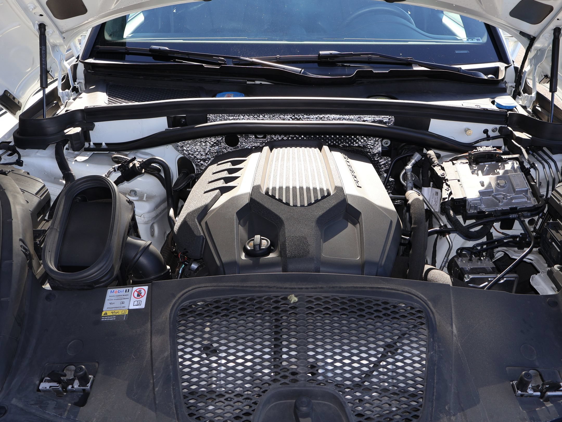 Used 2023 Porsche Macan AWD/4WD image 32