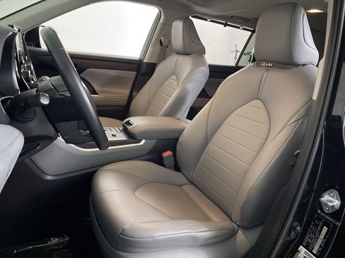 Used 2021 Toyota Highlander XLE image 12