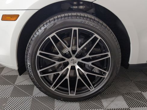 Used 2025 Porsche Macan image 14