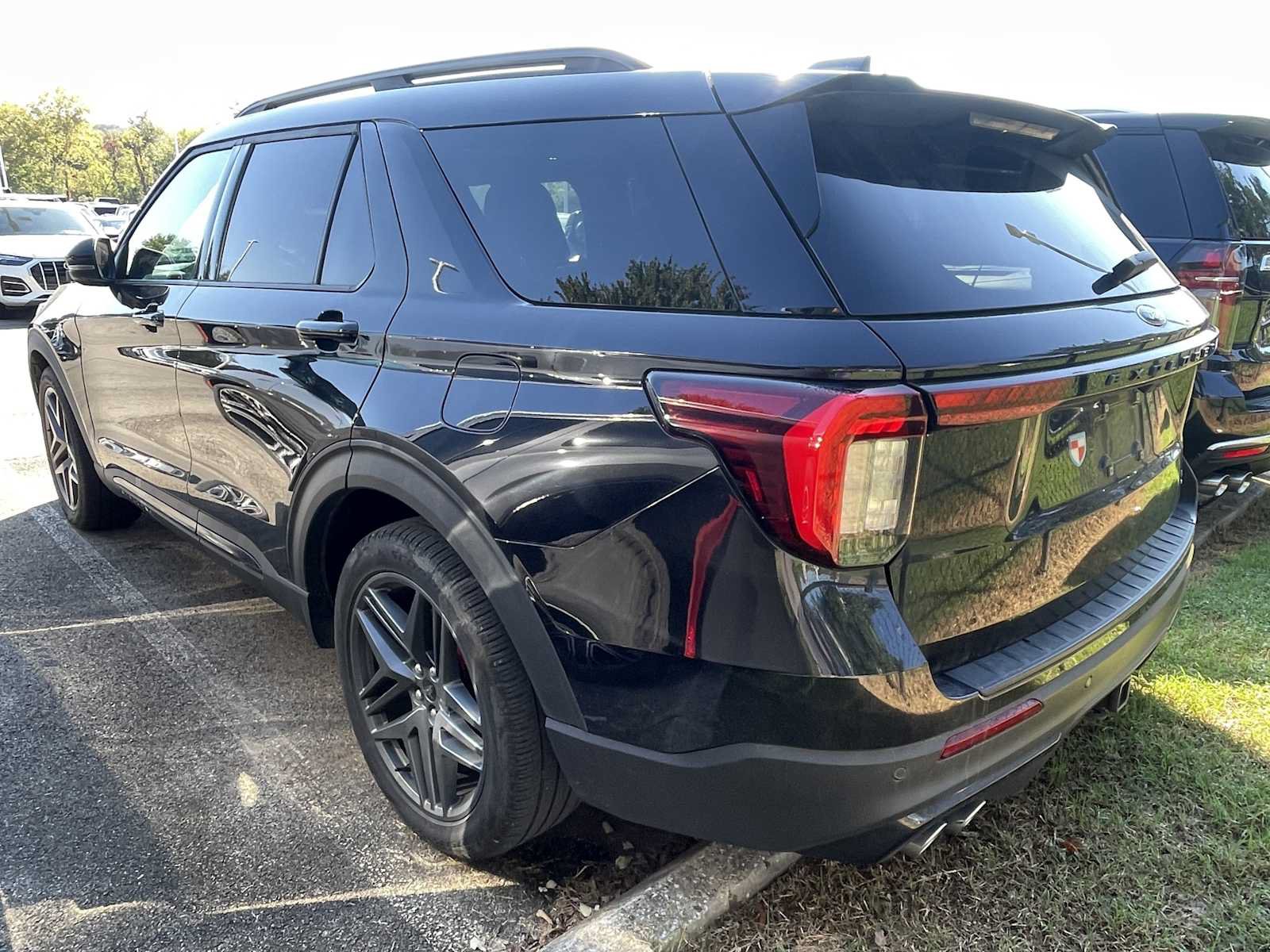 Used 2025 Ford Explorer ST AWD/4WD image 4