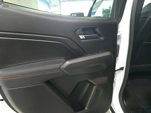 Used 2025 Chevrolet Colorado Z71 w/ Z71 Convenience Package 2 AWD/4WD image 9
