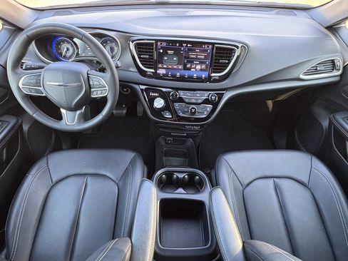 Used 2025 Chrysler Pacifica Select FWD image 26