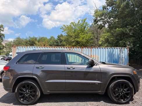 Used 2017 Jeep Grand Cherokee Altitude AWD/4WD image 2