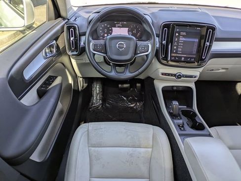 Used 2019 Volvo XC40 T5 Momentum image 16
