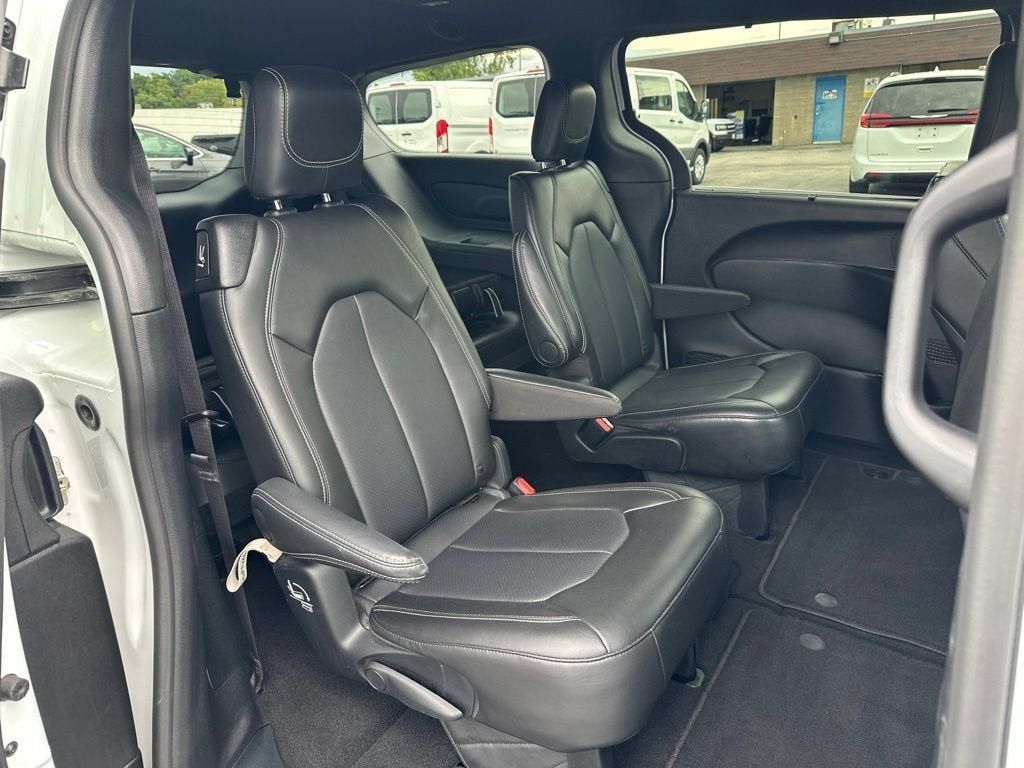 Used 2025 Chrysler Pacifica Select FWD image 11