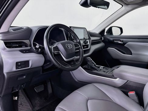 Used 2022 Toyota Highlander XLE AWD/4WD image 9