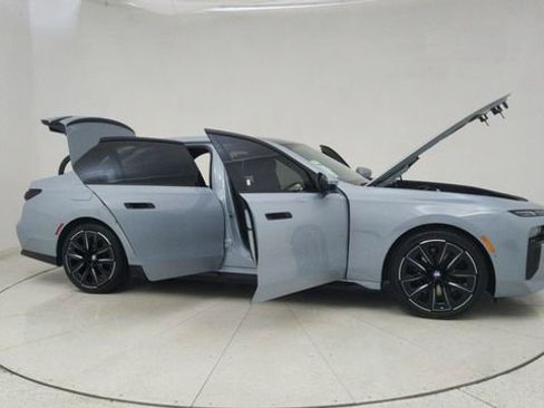 Used 2024 BMW 740i xDrive w/ Premium Package image 77