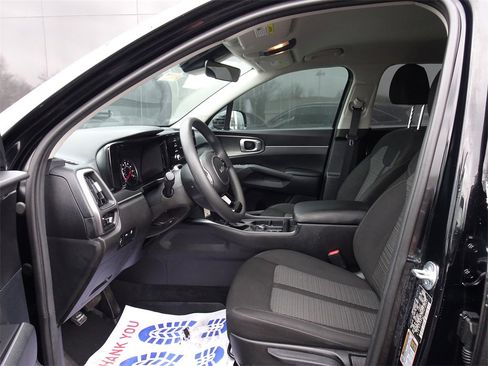 Used 2023 Kia Sorento LX image 10