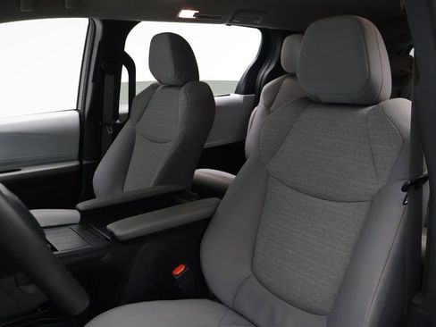 Certified 2025 Toyota Sienna LE image 13