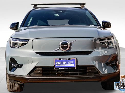 Used 2023 Volvo XC40 Recharge Plus image 2