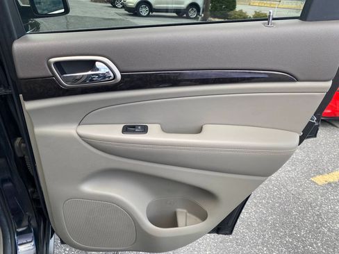 Used 2013 Jeep Grand Cherokee Laredo AWD/4WD image 19