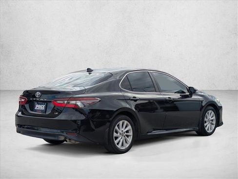 Used 2022 Toyota Camry LE image 5