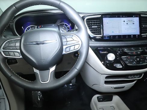Used 2024 Chrysler Pacifica Limited FWD image 28