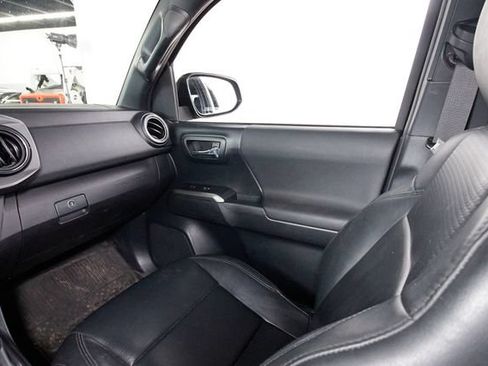 Used 2019 Toyota Tacoma TRD Off-Road w/ TRD Premium Off Road Package AWD/4WD image 9