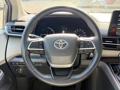 Used 2022 Toyota Sienna XLE FWD image 12