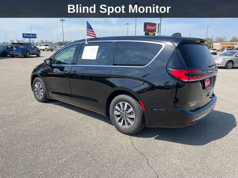 Used 2024 Chrysler Pacifica Limited FWD image 3