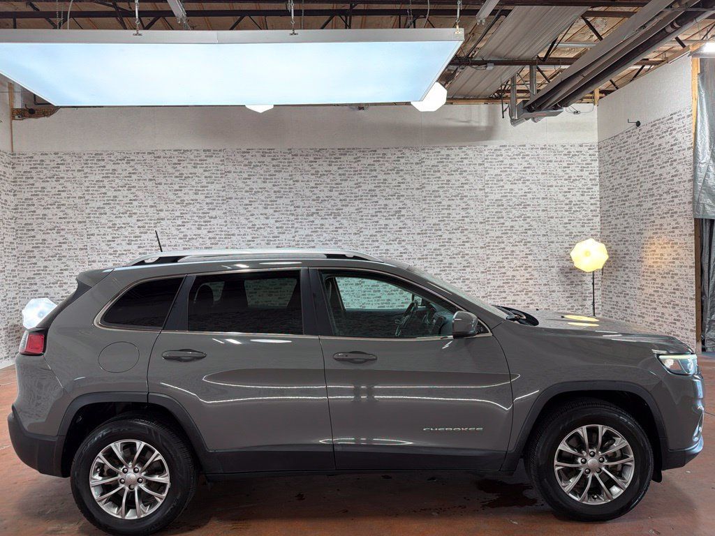 Used 2019 Jeep Cherokee Latitude Plus w/ Cold Weather Group AWD/4WD image 8