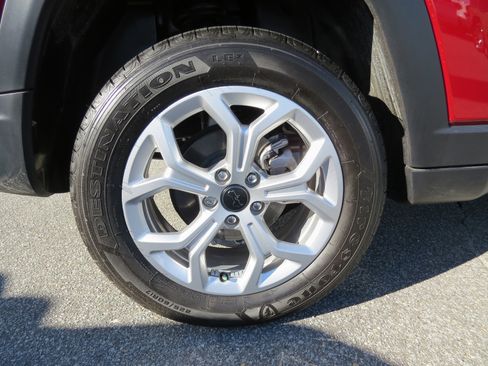 Used 2025 Jeep Compass Latitude image 9