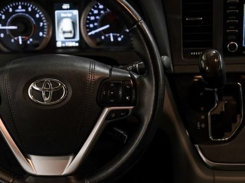 Used 2019 Toyota Sienna XLE Premium FWD image 19