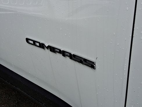 Used 2025 Jeep Compass Latitude AWD/4WD image 4