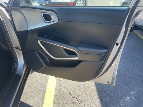 Used 2025 Kia Soul LX w/ LX Technology Package FWD image 40