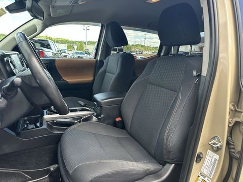 Used 2020 Toyota Tacoma SR5 AWD/4WD image 16