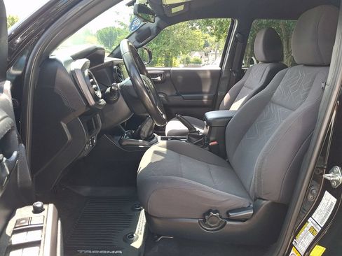 Used 2017 Toyota Tacoma TRD Sport w/ Tow Package AWD/4WD image 12