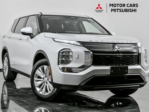 New 2025 Mitsubishi Outlander ES image 1
