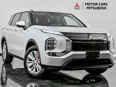 New 2025 Mitsubishi Outlander ES