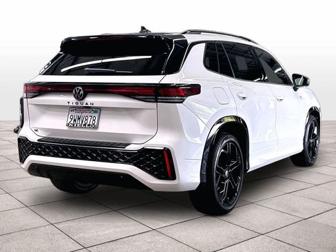 Certified 2026 Volkswagen Tiguan SE R-Line FWD image 9