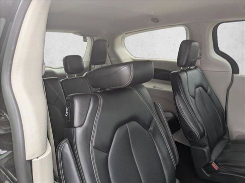 Used 2024 Chrysler Pacifica Touring-L FWD image 18