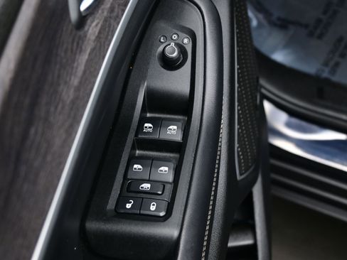 Used 2024 Jeep Grand Cherokee Limited w/ Black Appearance Package image 10