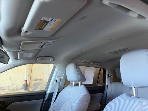 Used 2021 Toyota Highlander LE AWD/4WD image 25