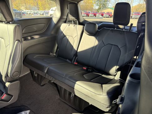 New 2026 Chrysler Pacifica Select image 9