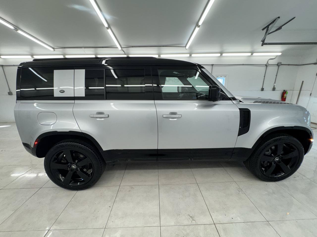 Used 2023 Land Rover Defender 110 X-Dynamic SE AWD/4WD image 4