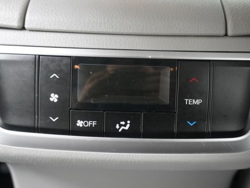 Used 2019 Toyota Highlander LE FWD image 14