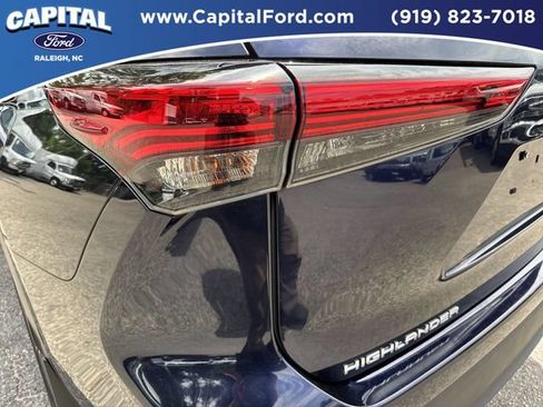 Used 2021 Toyota Highlander XLE AWD/4WD image 15