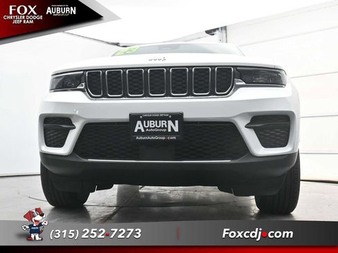 Used 2023 Jeep Grand Cherokee Laredo w/ Luxury Tech Group I AWD/4WD image 18
