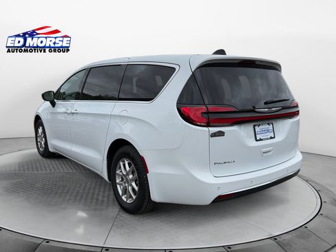 Used 2024 Chrysler Pacifica Touring-L FWD image 3