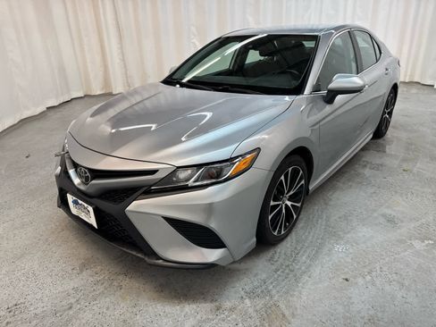 Used 2019 Toyota Camry SE image 1