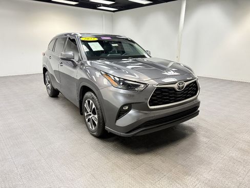 Used 2022 Toyota Highlander XLE AWD/4WD image 9