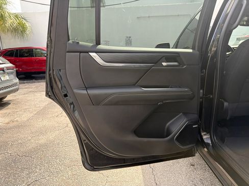 Used 2025 GMC Acadia Elevation w/ Black Edition FWD image 11
