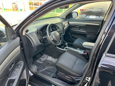 Used 2018 Mitsubishi Outlander SE image 2
