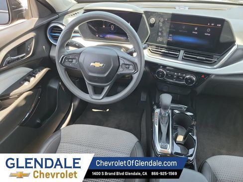 Certified 2025 Chevrolet Trax LT FWD image 23