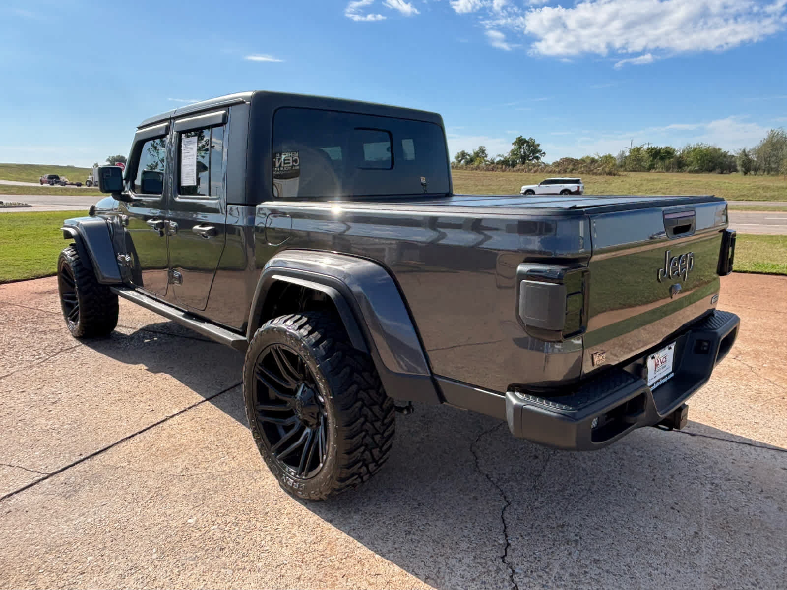 Used 2023 Jeep Gladiator Overland AWD/4WD image 5