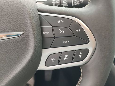 Used 2025 Chrysler Pacifica Select FWD image 19
