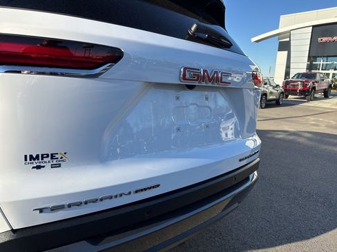 Used 2025 GMC Terrain Elevation image 30