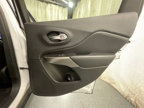 Used 2019 Jeep Cherokee Limited AWD/4WD image 24
