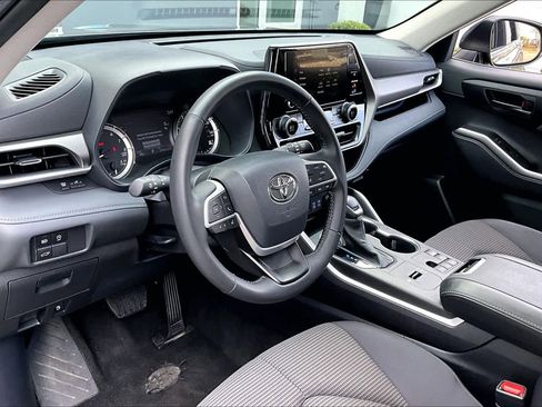 Used 2025 Toyota Highlander LE FWD image 17